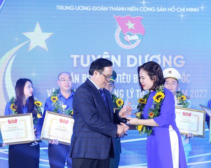 Nguyên Trưởng Ban Đối ngoại T.Ư Hoàng Bình Quân trao khen thưởng cho các gương cán bộ Đoàn