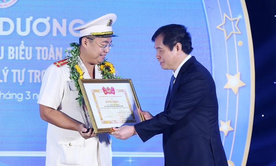 Phó Trưởng Ban Tuyên giáo T.Ư Phan Xuân Thủy trao Giải thưởng Lý Tự Trọng năm 2022 tới các cán bộ đoàn