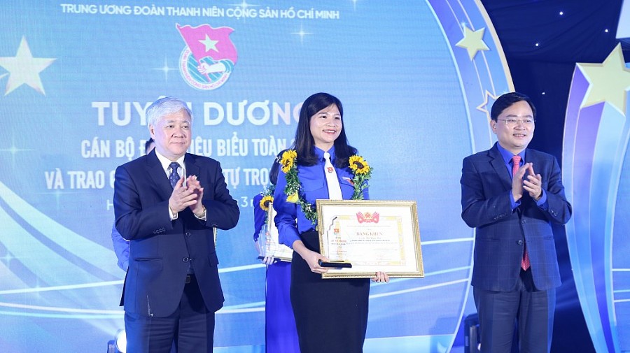 Chủ tịch Ủy ban Trung ương Mặt trận Tổ quốc Việt Nam Đỗ Văn Chiến và Bí thư thứ nhất Trung ương Đoàn Nguyễn Anh Tuấn trao giải thưởng cho cán bộ đoàn tiêu biểu