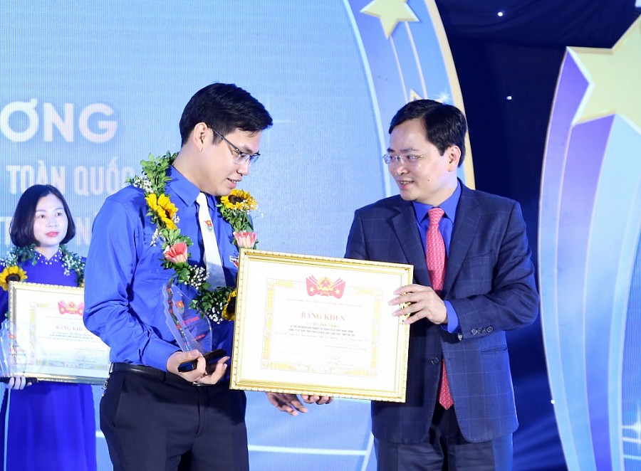 Bí thư thứ nhất Trung ương Đoàn Nguyễn Anh Tuấn trao giải thưởng cho cán bộ đoàn tiêu biểu