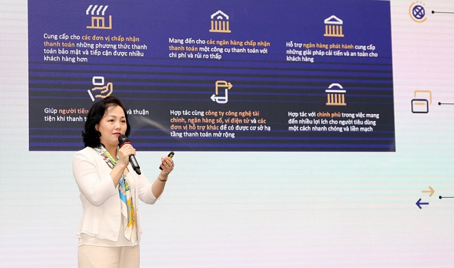 Bà Đặng Thị Tuyết Dung, Giám đốc Visa  Việt Nam và Lào 
