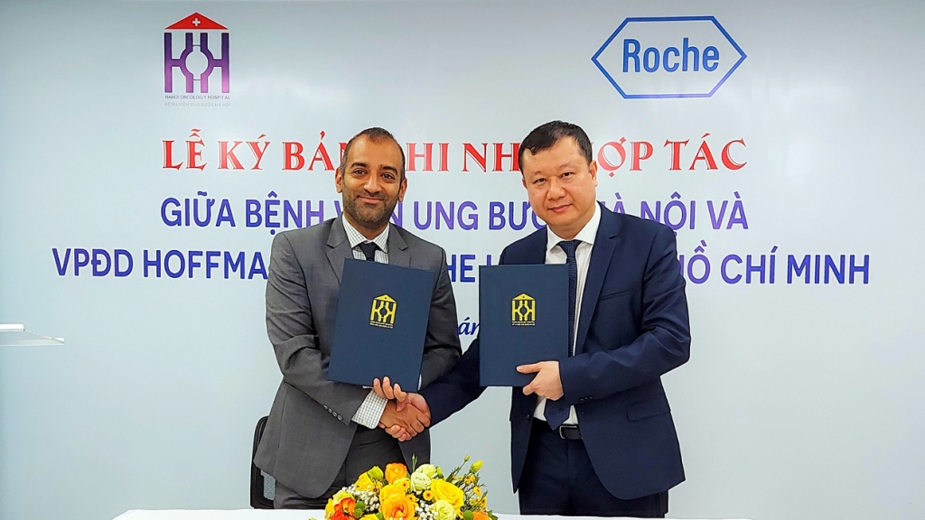 Đại diện Bệnh viện Ung bướu Hà Nội và Roche Việt Nam ký kết đẩy mạnh hợp tác nhằm nâng cao chất lượng điều trị ung thư