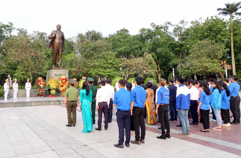 Đông đảo các tầng lớp nhân dân Thủ đô tới dâng hoa kỷ niệm 151 năm Ngày sinh V.I.Lênin