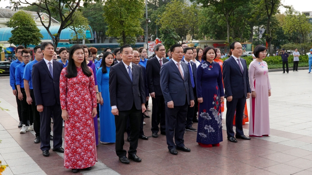 Đoàn đại biểu Thành ủy - HĐND - UBND - Ủy ban Mặt trận Tổ quốc Việt Nam thành phố Hà Nội do đồng chí Đinh Tiến Dũng, Ủy viên Bộ Chính trị, Bí thư Thành ủy làm Trưởng đoàn