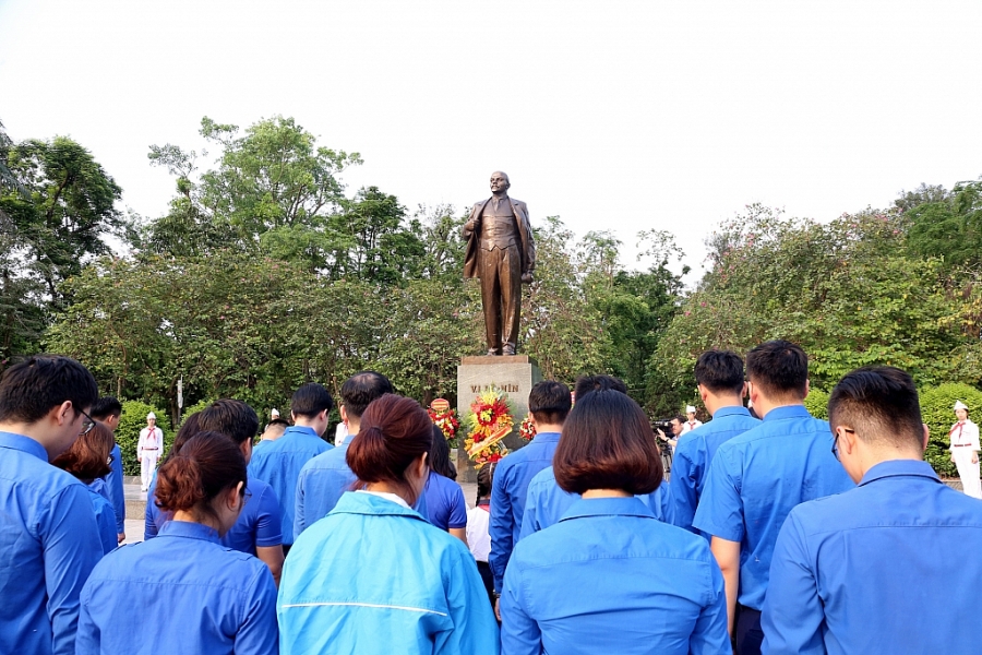 Thành kính, tưởng nhớ công lao to lớn của V.I Lenin đối với sự nghiệp cách mạng thế giới Thành kính, tưởng nhớ công lao to lớn của V.I Lenin đối với sự nghiệp cách mạng thế giới