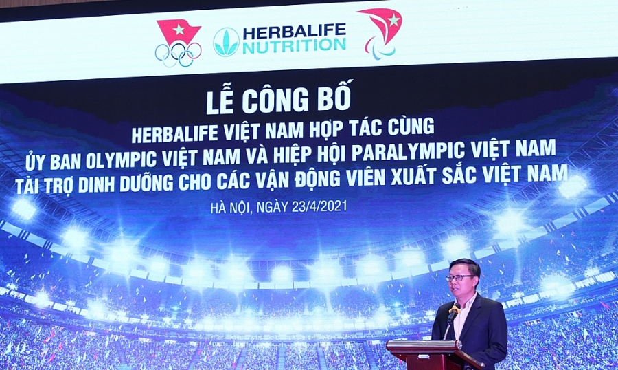Ông Vũ Văn Thắng, Tổng Giám đốc Herbalife tại Việt Nam và Campuchia phát biểu tại buổi lễ