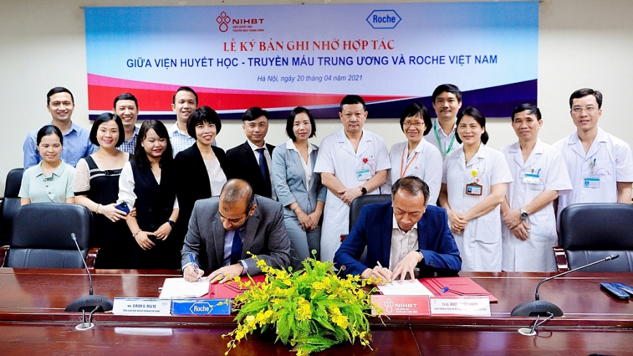 TTTĐ - Vừa qua,  Viện Huyết học - Truyền máu Trung ương phối hợp với Roche Việt Nam tổ chức ký kết thỏa thuận ghi nhớ, khởi động hoạt động hợp tác nâng cao năng lực điều trị
