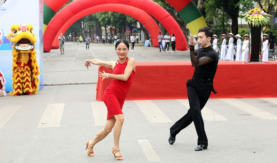 Chùm ảnh: Phát động Ngày chạy Olympic vì sức khỏe toàn dân năm 2021