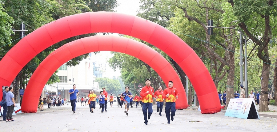Chùm ảnh: Phát động Ngày chạy Olympic vì sức khỏe toàn dân năm 2021