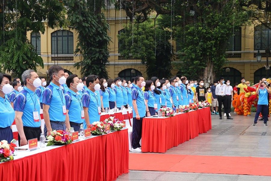 Các đồng chí lãnh đạo Trung ương và thành phố Hà Nội dự Lễ phát động.