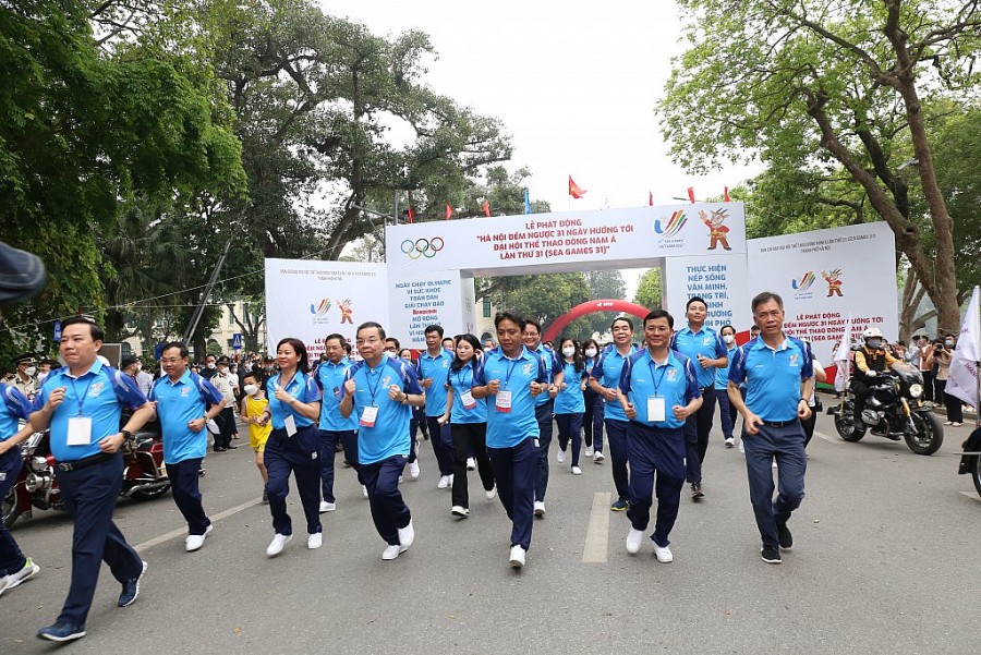 Các đồng chí lãnh đạo Trung ương và thành phố Hà Nội chạy hưởng ứng Giải chạy báo Hànộimới mở rộng lần thứ 47 Vì hòa bình.