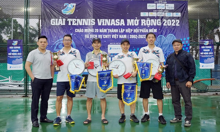 Ban tổ chức trao giải Ba cho các tay vợt