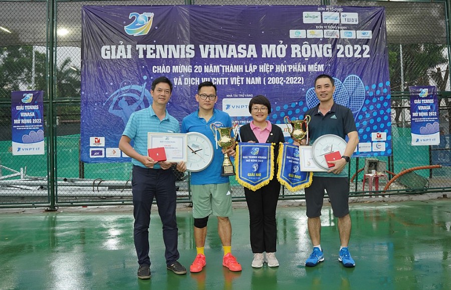 Ban tổ chức trao giải Nhì cho các tay vợt