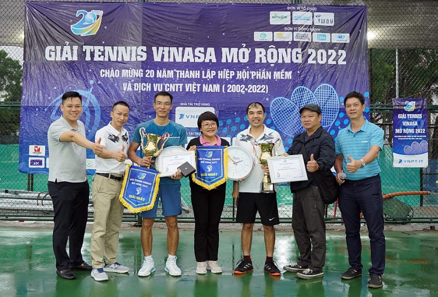 Ban tổ chức trao giải Nhất cho các tay vợt