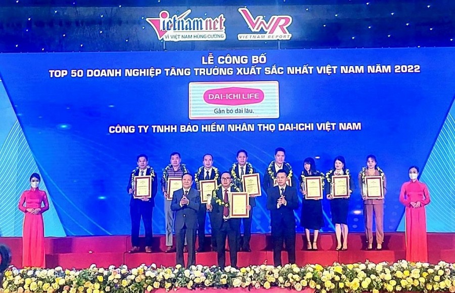 Ông Trần Thanh Tú – Phó Tổng Giám đốc Pháp lý, Pháp chế và Đối ngoại Dai-ichi Life Việt Nam nhận giải Top 50 Doanh nghiệp tăng trưởng xuất sắc nhất Việt Nam năm 2022