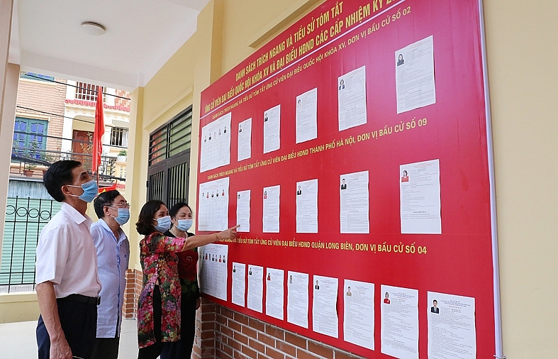 Ngoài ra, tại các điểm trực, các tổ bầu cử không chỉ hướng dẫn người dân tìm hiểu danh sách niêm yết cử tri, liên tục cập nhật góp ý của người dân về danh sách cử tri được niêm yết mà còn tuyên truyền, vận động mọi người tích cực đi bầu cử trong ngày 23/5 sắp tới