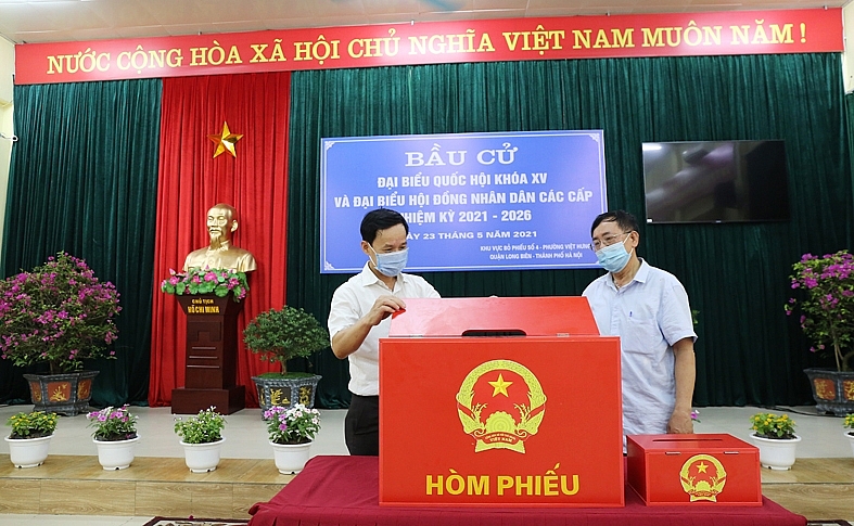 Đồng chí ĐĐồng chí Đinh Quang Luận (Bên trái), Quận ủy viên, Bí thư Đảng ủy phường Việt Hưng kiểm tra cơ sở vật chất, công tác chuẩn bị bầu cử tại khu vực bầu cử số 4inh Quang Luận (Bên trái), Quận ủy viên, Bí thư Đảng ủy phường Việt Hưng kiểm tra cơ sở vật chất, công tác chuẩn bị bầu cử tại khu vực bầu cử số 4