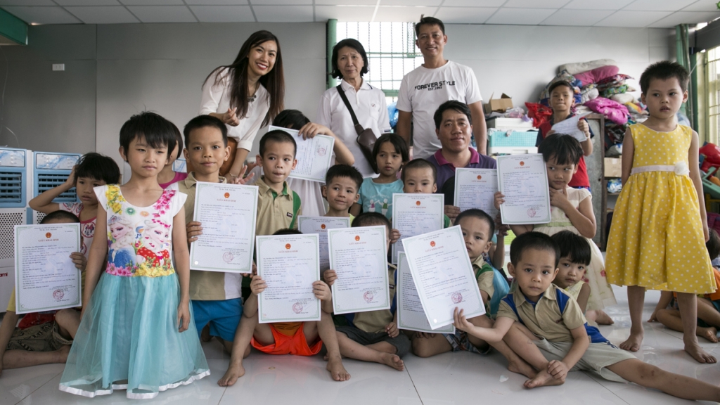 Trao giấy khai sinh cho trẻ em có  hoàn cảnh khó khăn ở TP Hồ Chí Minh, một trong những hoạt động được tài trợ đợt hai của chương trình. (Ảnh tư liệu)