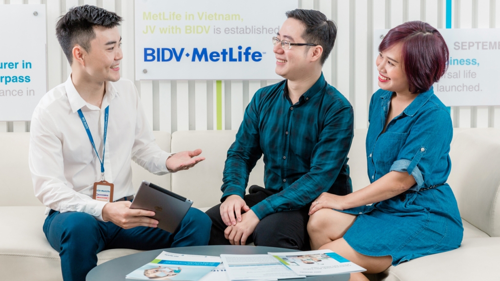 Nhân viên BIDV MetLife đang tư vấn sản phẩm Quà tặng Hạnh phúc cho khách hàng