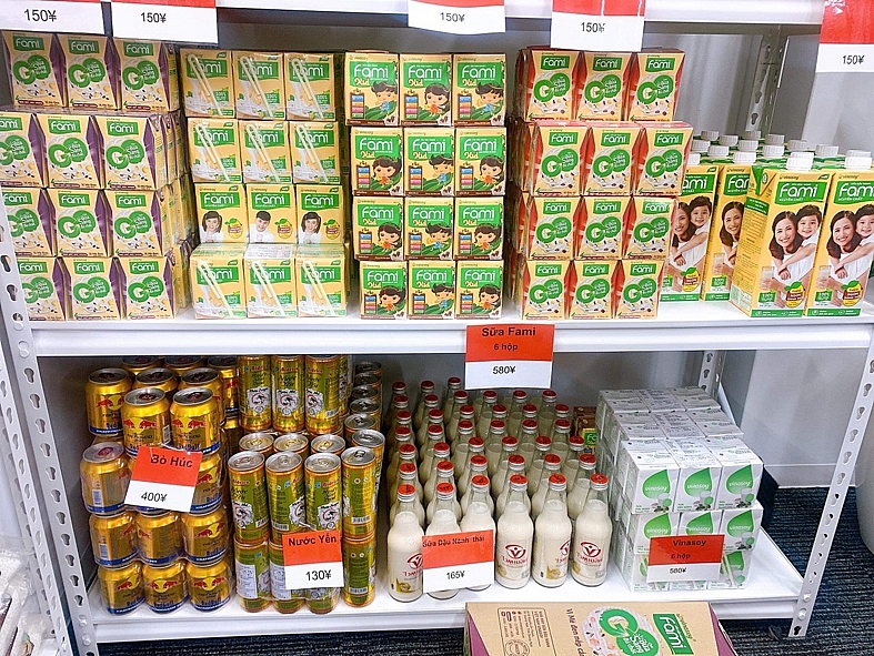 Sản phẩm của Vinasoy trên kệ siêu thị Việt tại Nhật Bản