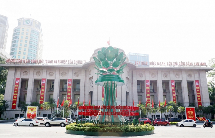 Nhiều cụm trang trí cố định được đặt tại các các tuyến đường trung tâm TP. Hình ảnh trang trí trước Ngân hàng Nhà nước Việt Nam.