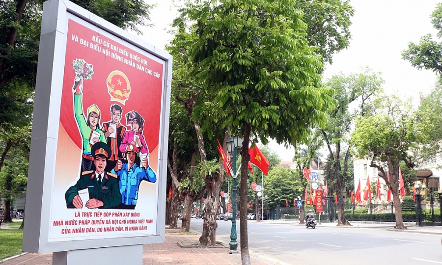 Cùng với đó, TP Hà Nội đang trang trí các cụm pa nô cố định; cụm pa nô 2 mặt, 3 mặt, 4 mặt tại dải phân cách và các tuyến đường trung tâm.