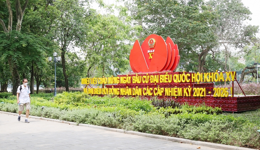 Cụm pano được lắp đặt tại Hồ Hoàn Kiếm với nội dung tuyên truyền: Bầu cử đại biểu Quốc hội và đại biểu HĐND các cấp là trực tiếp góp phần xây dựng Nhà nước pháp quyền Xã hội chủ nghĩa Việt Nam của Nhân dân, do Nhân dân, vì Nhân dân.