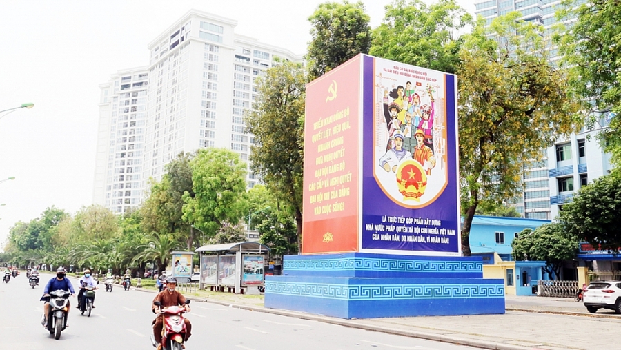 Một tấm pa nô cỡ lớn với thông điệp bầu cử đại biểu Quốc hội khoá XV và đại biểu HĐND các cấp nhiệm kỳ 2021 – 2026 là ngày hội của toàn dân.