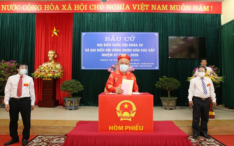 Cử tri phường Việt Hưng (Long Biên) thực hiện quyền, trách nhiệm công dân trong ngày bầu cử