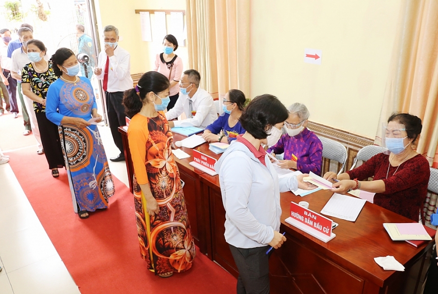 Cử tri phường Việt Hưng (Long Biên) thực hiện quyền, trách nhiệm công dân trong ngày bầu cử