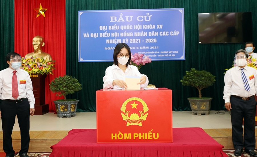 Cử tri phường Việt Hưng (Long Biên) thực hiện quyền, trách nhiệm công dân trong ngày bầu cử