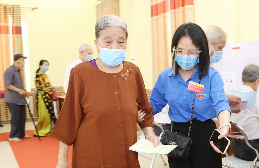 Tuổi trẻ phường Việt Hưng (Long Biên) thực hiện quyền, trách nhiệm, hỗ trợ cử tri trong ngày bầu cử
