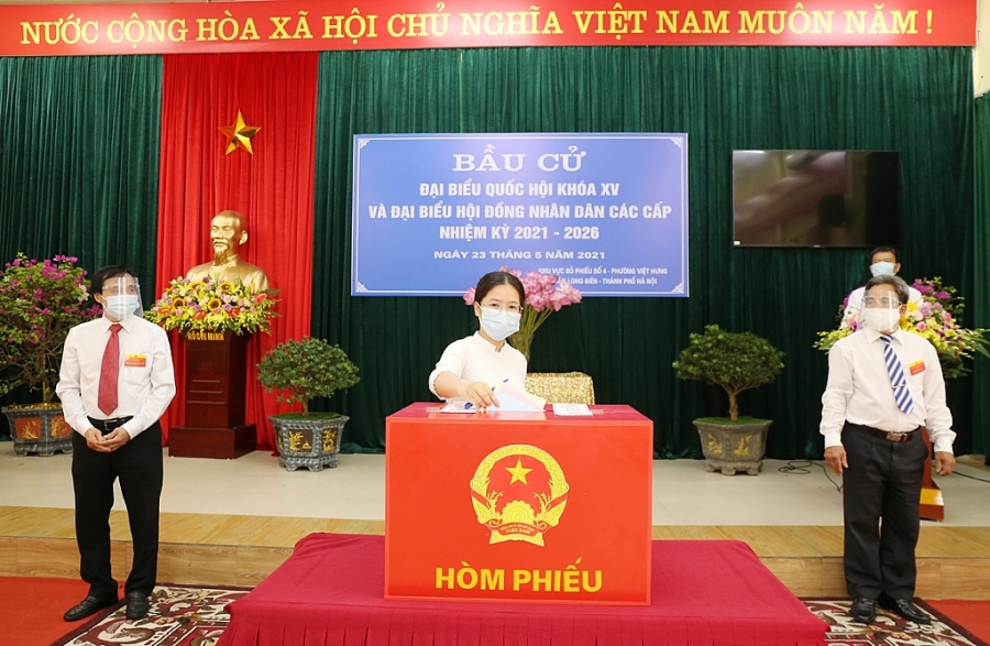 Tuổi trẻ phường Việt Hưng (Long Biên) thực hiện quyền, trách nhiệm, hỗ trợ cử tri trong ngày bầu cử