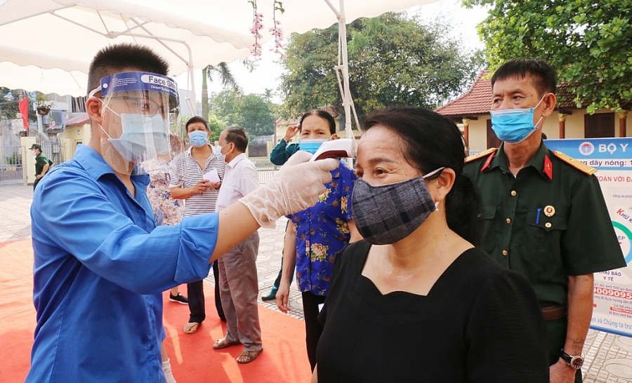 Thanh niên tình nguyện phường Việt Hưng tích cực thực hiện nhiệm vụ tại điểm bỏ phiếu