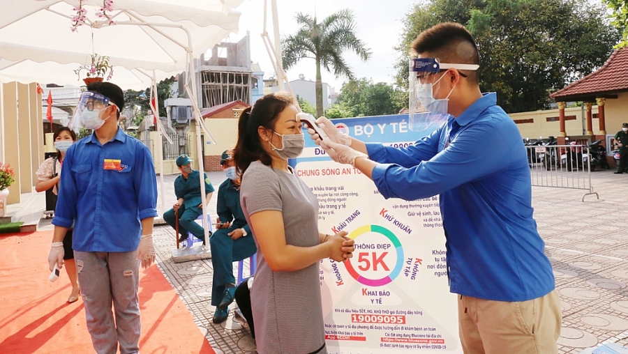 Tuổi trẻ phường Việt Hưng (Long Biên) thực hiện quyền, trách nhiệm, hỗ trợ cử tri trong ngày bầu cử