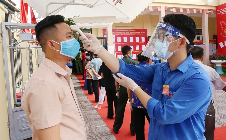 Thanh niên tình nguyện phường Việt Hưng tích cực thực hiện nhiệm vụ tại điểm bỏ phiếu