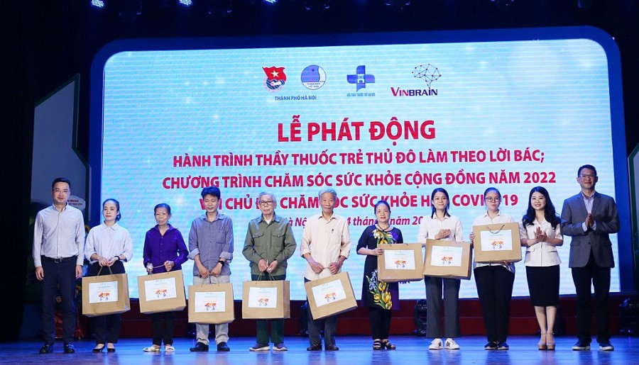 Thành đoàn - Hội Liên hiệp thành niên thành phố Hà Nội - Hội Thầy thuốc trẻ Hà Nội và công ty VinBrain đã trao tặng 10 phần quà cho gia đình chính sách, người dân có hoàn cảnh khó khăn đã từng nhiễm Covid -19 Thành đoàn - Hội Liên hiệp thành niên thành phố Hà Nội - Hội Thầy thuốc trẻ Hà Nội và công ty VinBrain đã trao tặng 10 phần quà cho gia đình chính sách, người dân có hoàn cảnh khó khăn đã từng nhiễm Covid -19