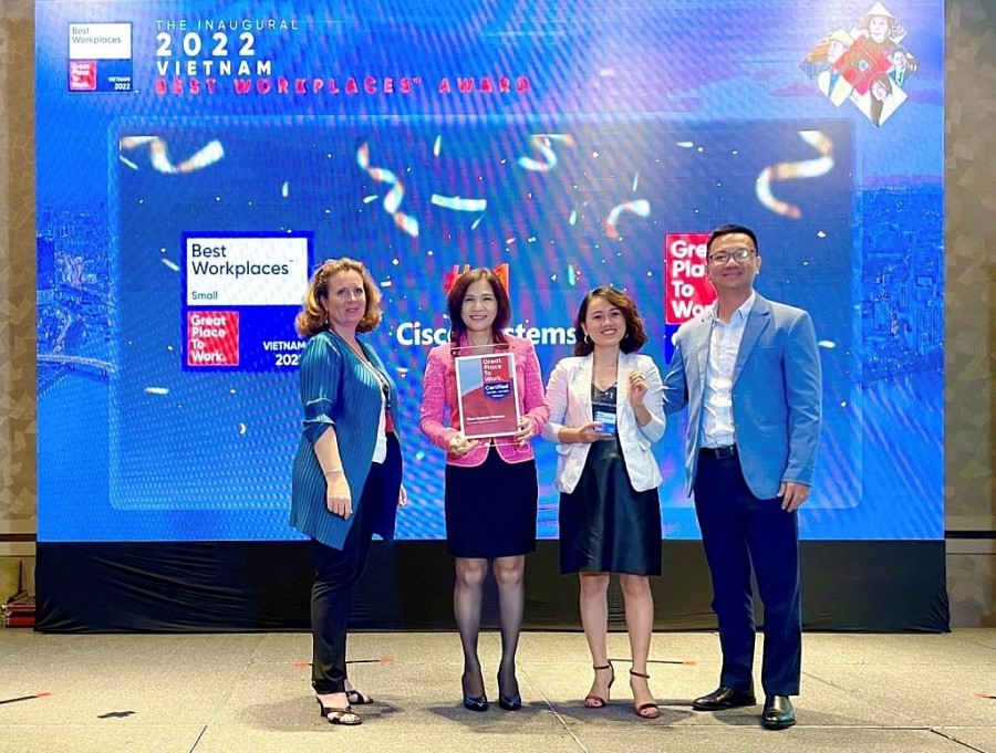 Bà Lương Thị Lệ Thủy - Tổng Giám đốc Cisco Việt Nam (thứ hai từ trái sang) nhận chứng chỉ Nơi làm việc tốt nhất Việt Nam năm 2022