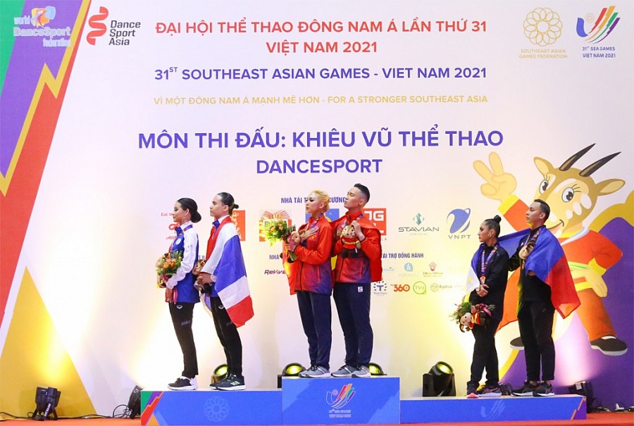 Những màn khiêu vũ quyến rũ, sôi động tại Nhà thi đấu Long Biên (Hà Nội)