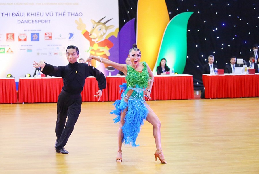 Màn trình diễn quyến rũ điệu nhảy Paso Doble của Nguyễn Đoàn Minh Trường (Phan Hiển) và Đặng Thu Hương.