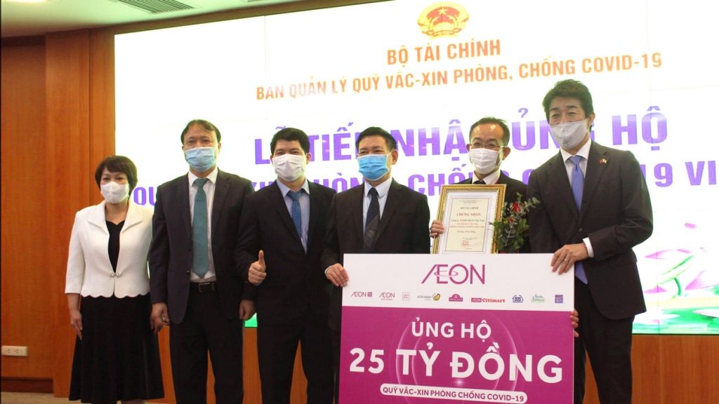 Đại diện Tập đoàn AEON tại Việt Nam trao 25 tỷ đồng đóng góp Quỹ vắc-xin phòng, chống Covid-19