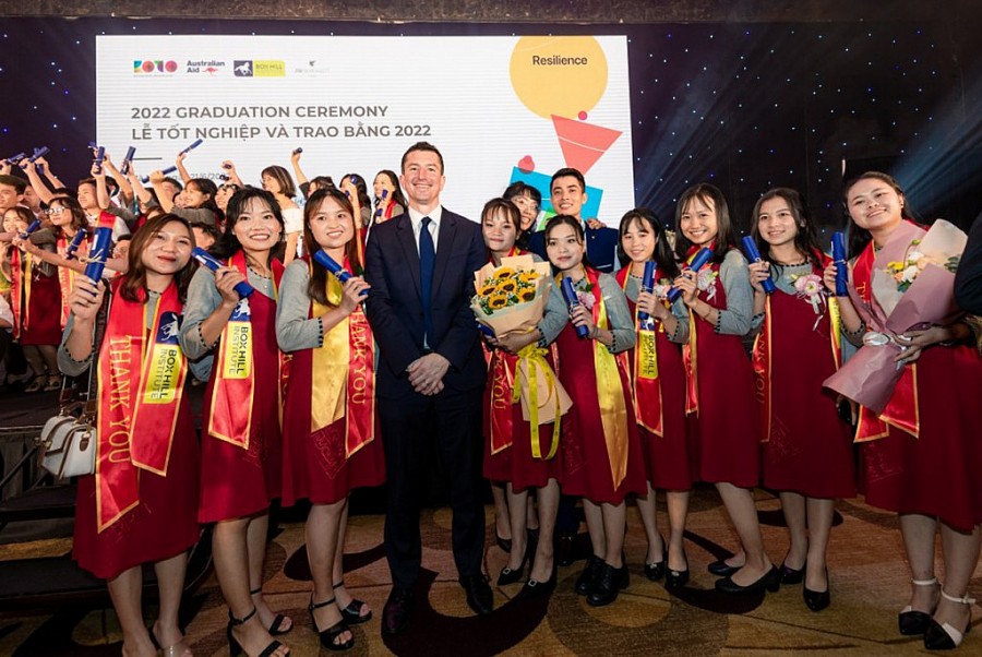 Ông Mark Tattersall - Phó Đại sứ Australia tại Việt Nam cùng học viên khoá HER TURN 5