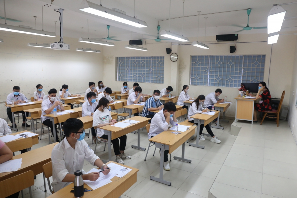 Cùng với các thí sinh trên cả nước, gần 80.000 thí sinh của Hà Nội cũng bước vào kỳ thi tốt nghiệp THPT năm 2020 tại 143 điểm thi. 2145 img 7221