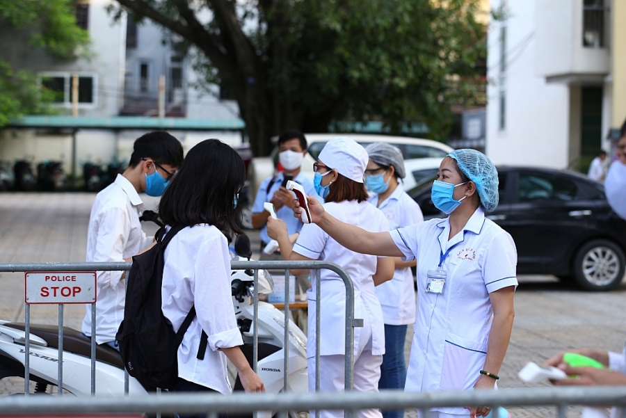 Ngay tại sân trường, việc đo thân nhiệt được triển khai chặt chẽ 2056 13c272787e8a82d4db9b