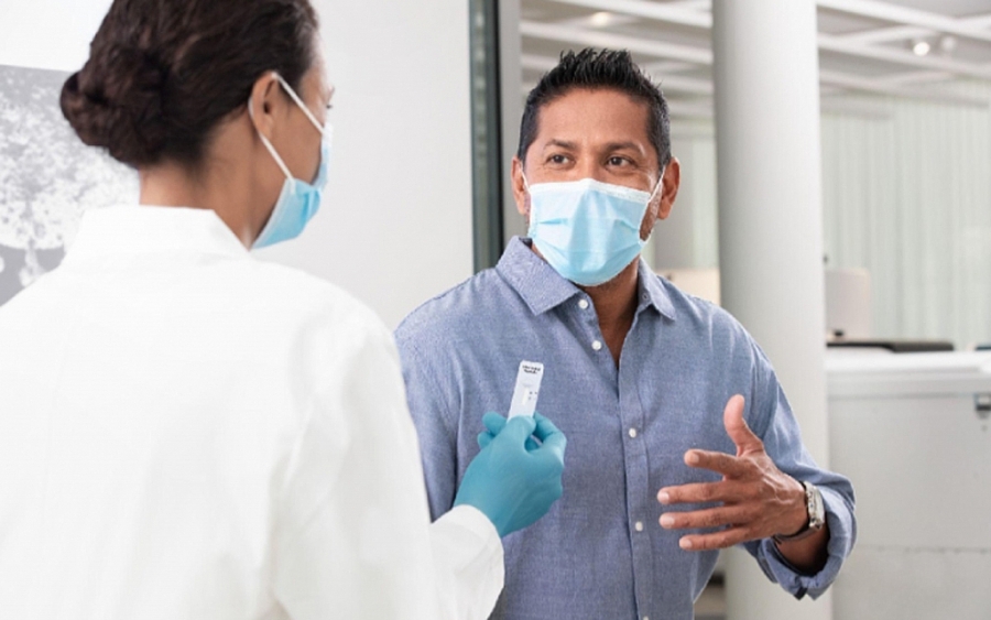 Bệnh nhân đang nhận kết quả SARS-CoV-2 Rapid Antigen Test (Xét nghiệm nhanh kháng nguyên)