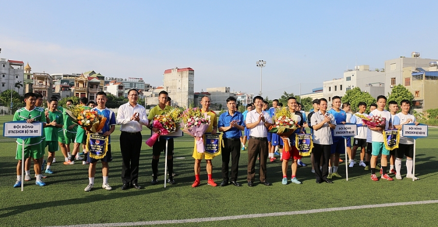 Các đại biểu chụp ảnh với các vận động viên tham dự giải đấu