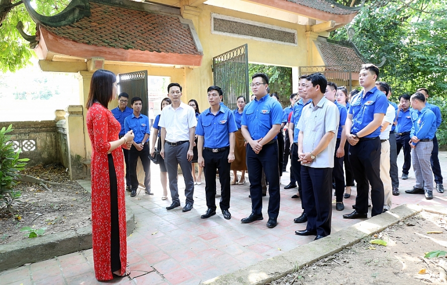 Các đại biểu tham quan tại di tích tướng công Nguyễn Thiện Thuật tại xã Xuân Dục, thị xã Mỹ Hào tỉnh Hưng Yên