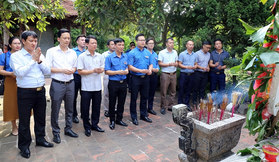 Đồng chí Trần Quang Hưng, Phó Bí thư Thành đoàn Hà Nội dâng hương tại di tích tướng công Nguyễn Thiện Thuật tại xã Xuân Dục, thị xã Mỹ Hào tỉnh Hưng Yên
