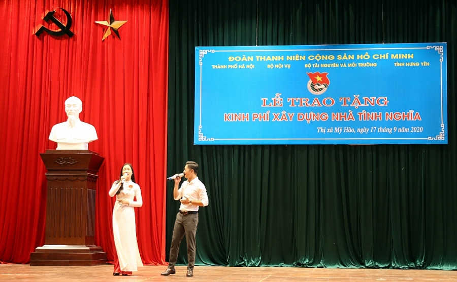 Văn nghệ tại chương trình