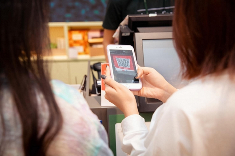 Độc thân có sao, rủ thêm một cô bạn thân đi “quét QR quét cả thế giới” nào